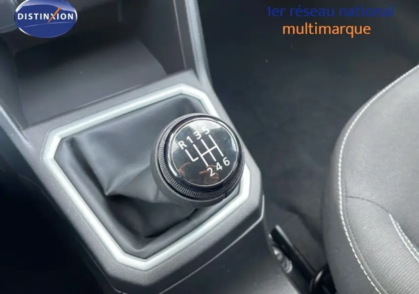 Gros plan sur le levier de vitesses manuel de la Dacia Jogger 2025, intérieur tissu noir visible.