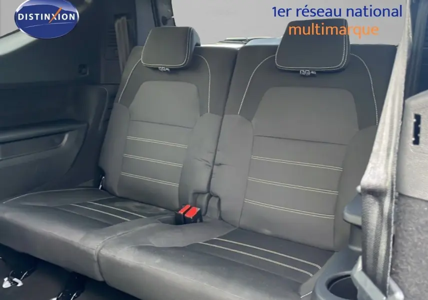 Vue intérieure arrière montrant les sièges noirs en tissu du Dacia Jogger gris schiste métal 2025, version Expression.