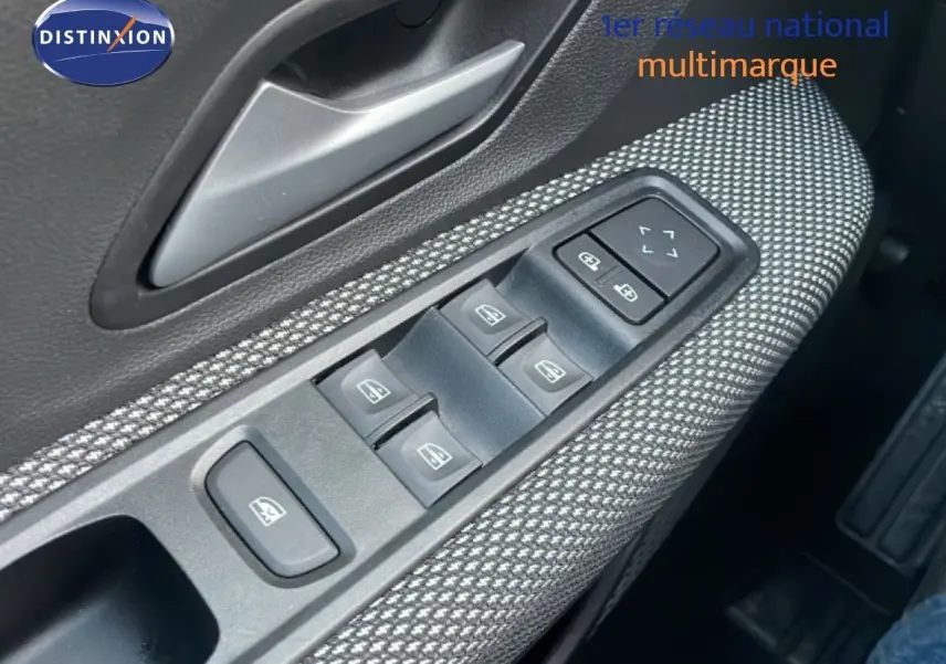 Gros plan sur les commandes des vitres électriques et rétroviseurs sur la porte côté conducteur du Dacia Jogger gris schiste métal.