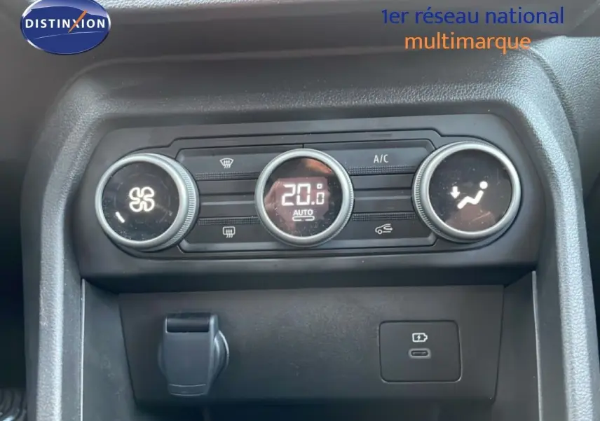 Vue rapprochée du tableau de bord du Dacia Jogger 2025, montrant les commandes de climatisation et ports USB.