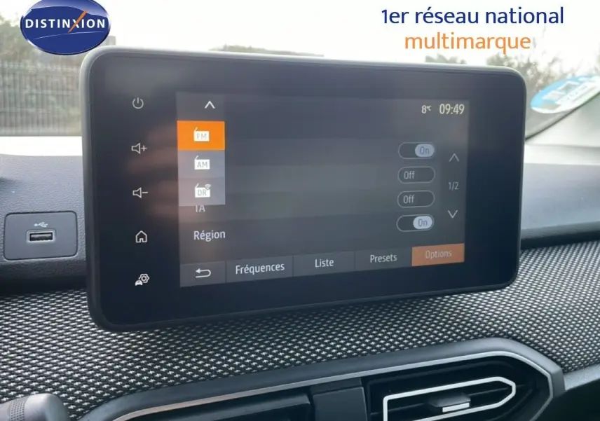 Écran tactile central affichant les options radio dans l’habitacle du Dacia Jogger, ambiance intérieure noire.