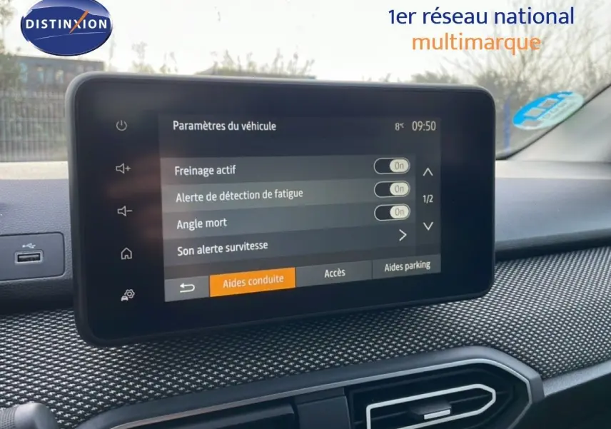 Écran tactile central du tableau de bord du Dacia Jogger 2025 gris schiste, affichant les aides à la conduite activées.