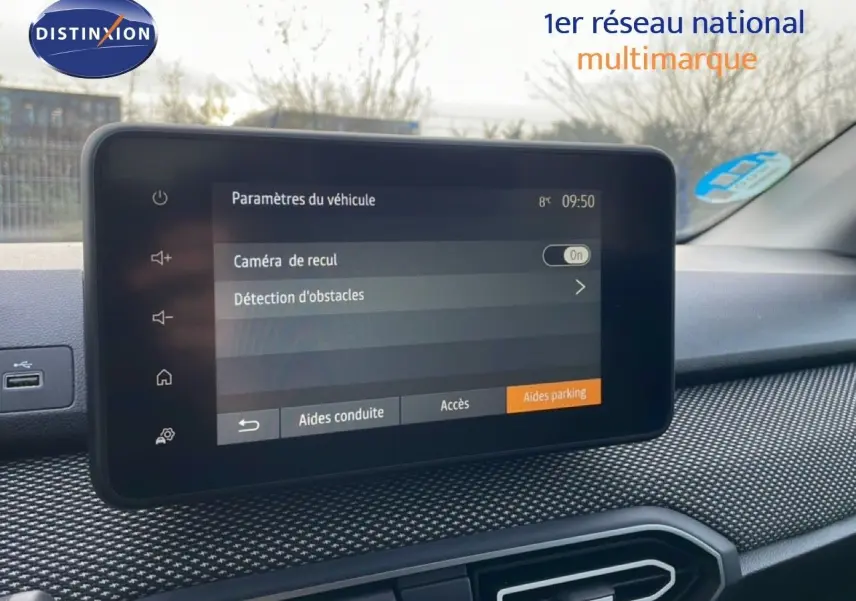 Écran tactile central du tableau de bord du Dacia Jogger 2025 affichant les paramètres d’aide au stationnement.