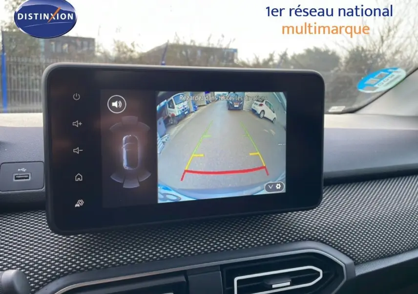 Écran tactile intérieur montrant la caméra de recul du Dacia Jogger gris schiste métal en stationnement.