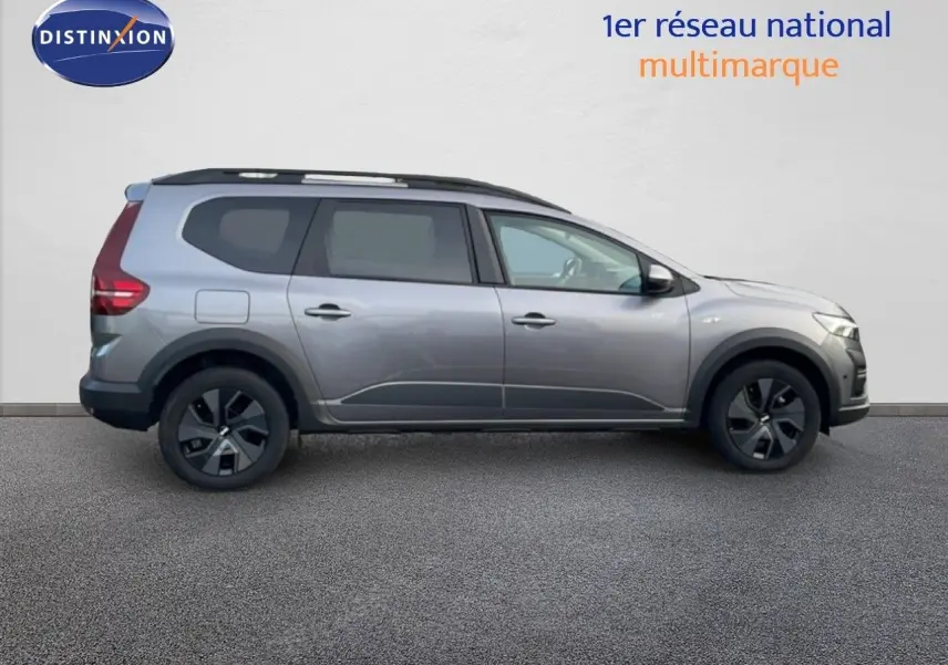 Vue de profil côté gauche d’un Dacia Jogger gris schiste métal avec jantes noires et toit noir.