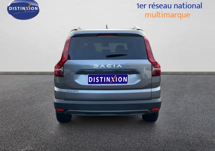 Vue arrière d'un Dacia Jogger gris schiste métal, avec feux verticaux et logo DACIA bien visibles.