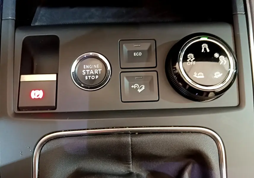 Vue en gros plan de la console centrale du Citroën C5 Aircross gris foncé, avec bouton start/stop et commandes de conduite.