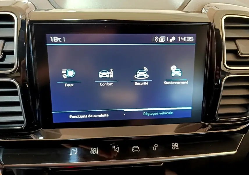 Écran tactile central affichant les réglages du véhicule dans un Citroën C5 Aircross gris foncé, vue intérieure frontale.