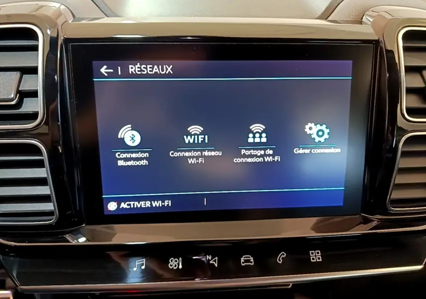 Écran tactile central du tableau de bord du Citroën C5 Aircross 2020, affichant les options de connexion Wi-Fi et Bluetooth.
