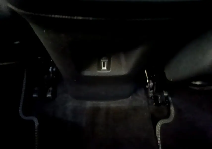 Vue rapprochée du port USB situé sous le tableau de bord d’un Citroën C5 Aircross gris foncé de 2020.