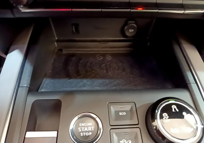 Gros plan sur la console centrale du Citroën C5 Aircross gris foncé, avec bouton démarrage et commandes de modes de conduite.