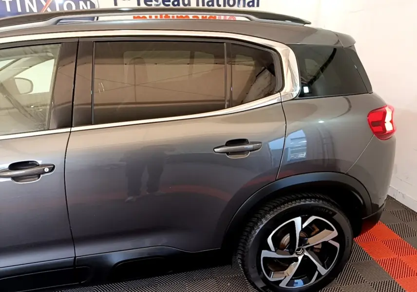 Vue latérale droite du Citroën C5 Aircross gris foncé 2020, mettant en valeur les vitres teintées et les jantes alliage distinctives.