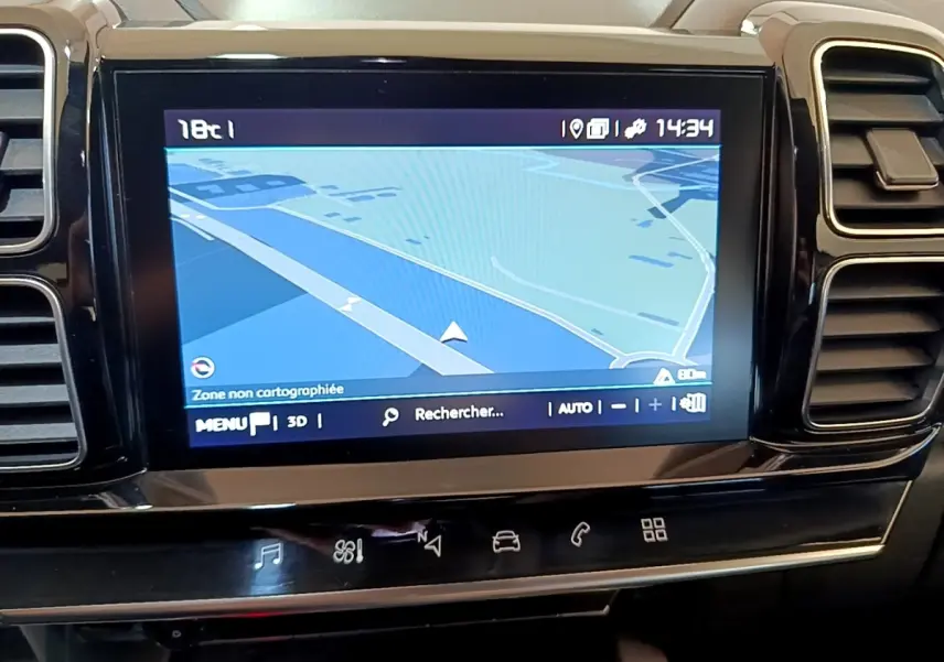 Vue rapprochée de l’écran tactile de navigation 3D du tableau de bord du Citroën C5 Aircross gris foncé.