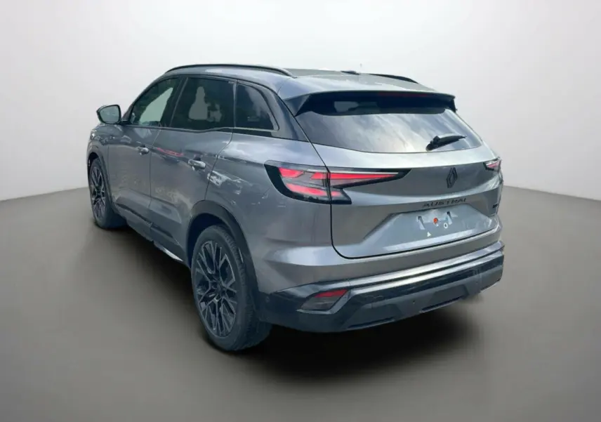 Renault Austral gris schiste en 3/4 arrière droit, avec feux LED et jantes alliage noires 20 pouces visibles.