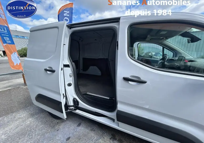 Vue latérale droite du Toyota Proace City blanc 2023 avec porte coulissante ouverte montrant l'espace de chargement vide.
