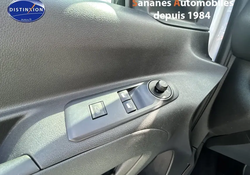 Gros plan sur la commande des rétroviseurs et vitres côté conducteur du Toyota Proace City blanc 2023.