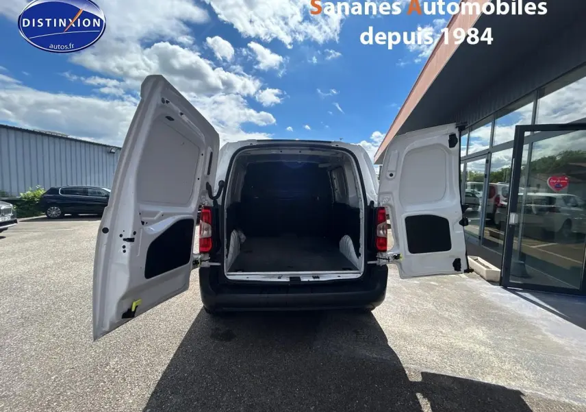 Vue arrière d'un Toyota Proace City blanc 2023 avec portes arrière ouvertes montrant l'espace de chargement vide.