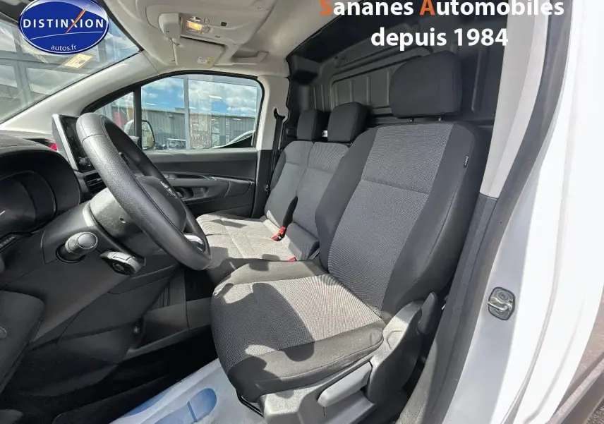 Vue intérieure côté conducteur du Toyota Proace City blanc 2023, montrant la banquette passager 2 places et le tableau de bord.