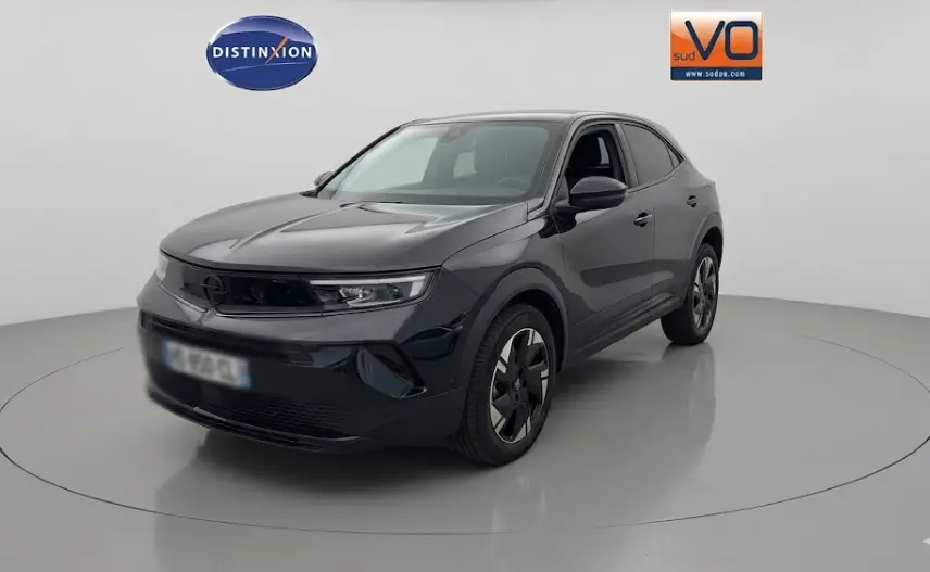 Opel Mokka électrique noir en 3/4 avant droit, avec jantes alliage 17 pouces et vitres surteintées.