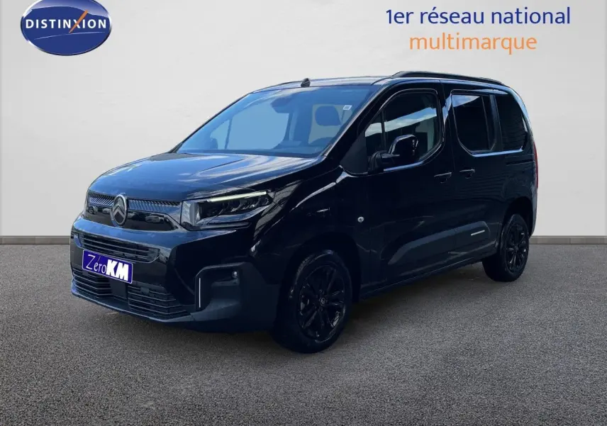Vue 3/4 avant d'un Citroën Berlingo noir Perla Nera métallisé avec jantes noires et vitres teintées.