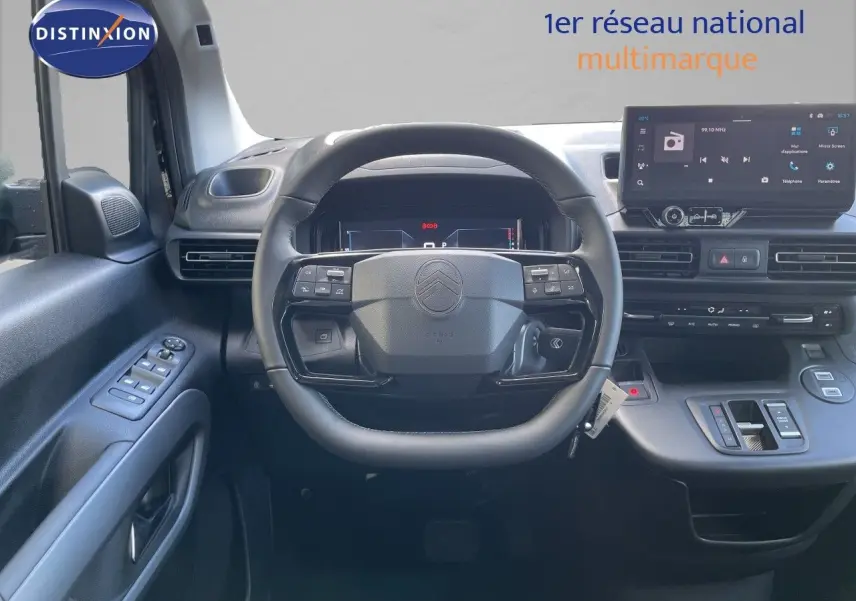 Vue intérieure centrée sur le volant et tableau de bord du Citroën Berlingo noir Perla Nera avec écran tactile moderne.