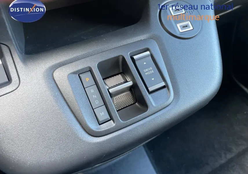 Gros plan sur la console centrale noire du Citroën Berlingo 2026, montrant les commandes de boîte automatique et le bouton Drive Mode.