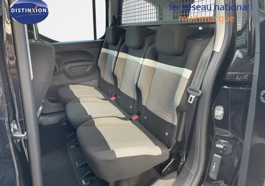 Vue intérieure côté droit sur la banquette arrière tissu gris et noir du Citroën Berlingo noir Perla Nera 2026.