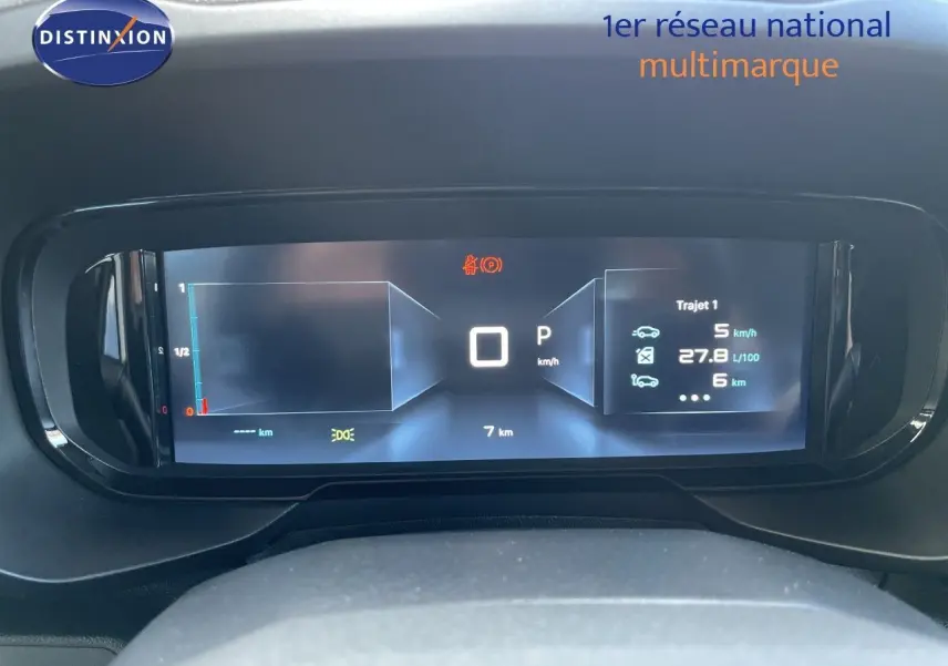 Tableau de bord numérique du Citroën Berlingo 2026 affichant la vitesse, consommation et trajets, vue frontale rapprochée.