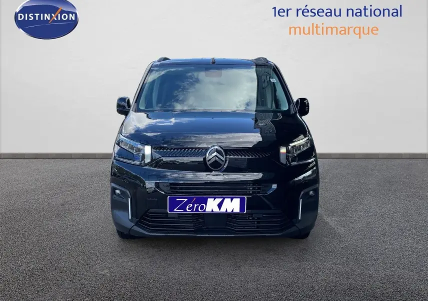 Vue avant d'un Citroën Berlingo noir Perla Nera métallisé, avec calandre et phares LED distinctifs.