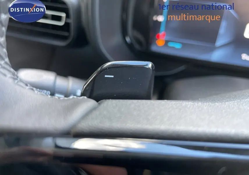 Gros plan sur la palette de changement de vitesse côté droit du volant du Citroën Berlingo noir Perla Nera 2026.