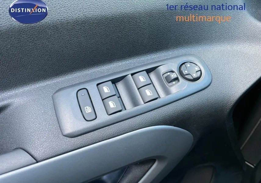 Gros plan sur les commandes de lève-vitres et rétroviseurs côté conducteur du Citroën Berlingo noir Perla Nera 2026.