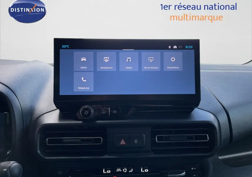 Écran tactile central du tableau de bord du Citroën Berlingo 2026, affichant les menus ADAS et multimédia.