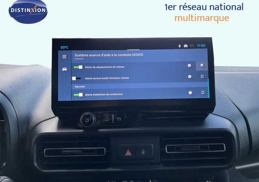 Vue intérieure du tableau de bord du Citroën Berlingo 2026, écran tactile affichant les aides à la conduite.