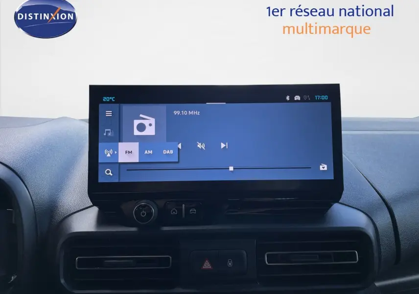 Écran tactile central du tableau de bord du Citroën Berlingo 2026, affichant la radio FM, intérieur noir.