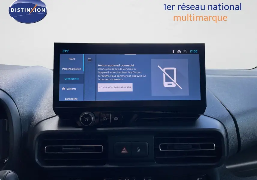 Vue intérieure centrée sur l'écran tactile du tableau de bord du Citroën Berlingo 2026, finition noire.