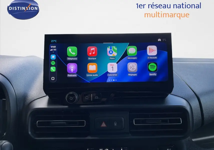 Vue intérieure centrée sur l’écran tactile du tableau de bord du Citroën Berlingo 2026, finition noire.