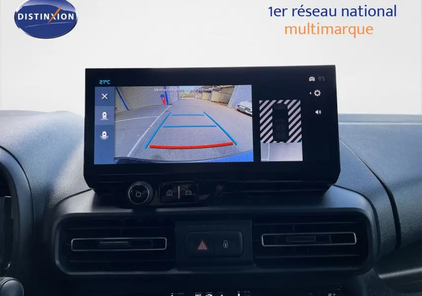 Écran central affichant la caméra de recul du Citroën Berlingo 2026, intérieur noir avec commandes de climatisation visibles.