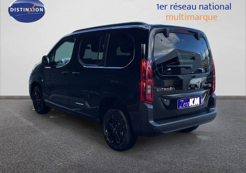 Vue 3/4 arrière droite du Citroën Berlingo noir Perla Nera, avec vitres teintées et jantes noires.
