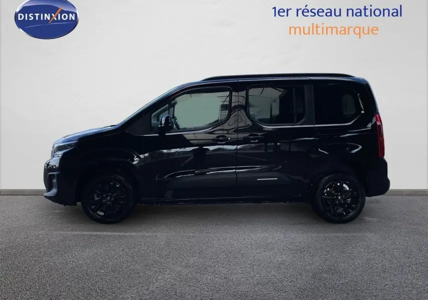 Profil droit du Citroën Berlingo noir Perla Nera métallisé avec jantes noires et vitres teintées.