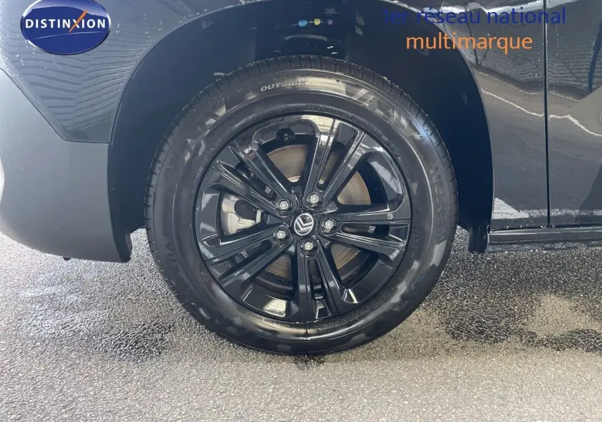 Gros plan sur la roue arrière droite noire brillante du Citroën Berlingo noir Perla Nera métallique 2026.
