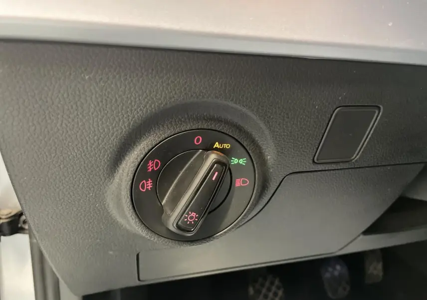 Gros plan sur le bouton de commande des phares dans l’habitacle du SEAT Arona 2024, finition FR, couleur GRS.
