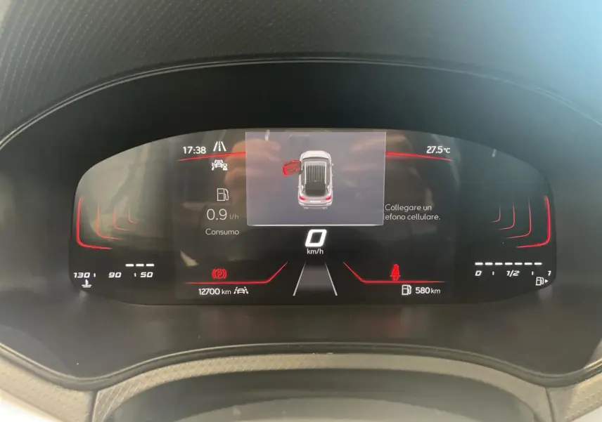 Combiné d'instruments digital 8 pouces du SEAT Arona 2024, affichant vitesse et alertes en rouge et blanc.