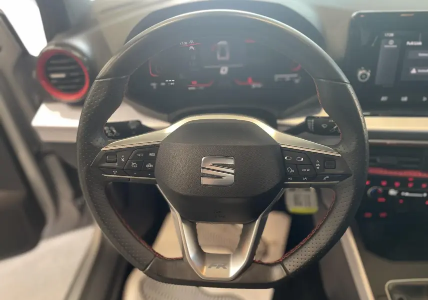 Vue rapprochée du volant sport cuir noir avec surpiqûres rouges du SEAT Arona 2024 finition FR.