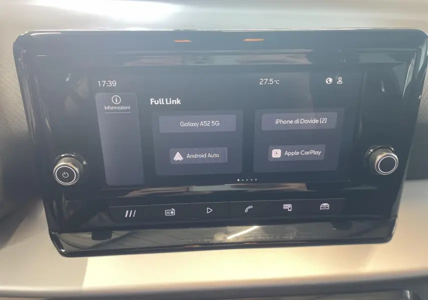 Écran tactile central du système MediaSystem+ de la SEAT Arona 2024, affichant options Full Link.