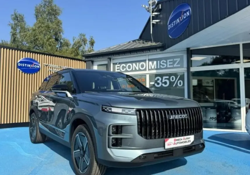 SUV JAECOO J7 olive gris métal vu en 3/4 avant avec toit noir et calandre verticale noire.