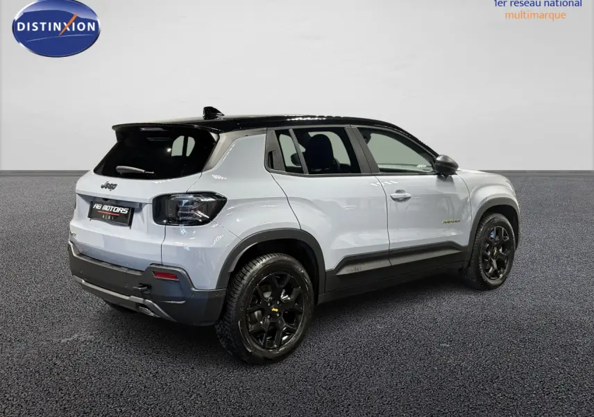 Jeep Avenger Hybrid 4xe gris clair vue 3/4 arrière avec toit noir et jantes alliage noires.