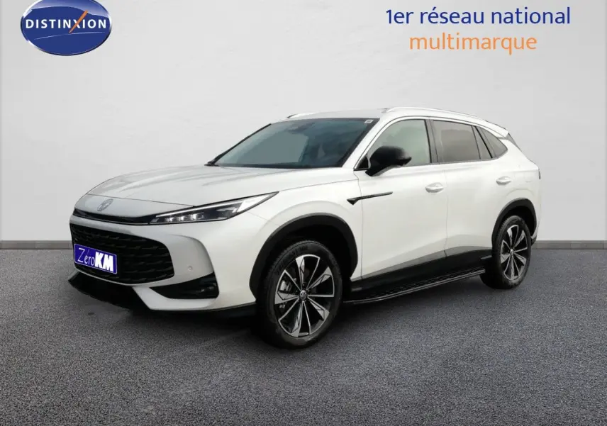 MG Motor EHS 1.5T PHEV 272ch Luxury blanc nacré en 3/4 avant droit avec jantes bi-ton et calandre noire.