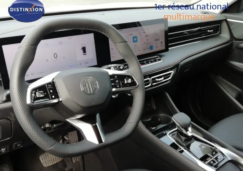 Vue intérieure du poste de conduite MG MOTOR EHS 1.5T PHEV 272CH Luxury avec volant multifonction et écran tactile.