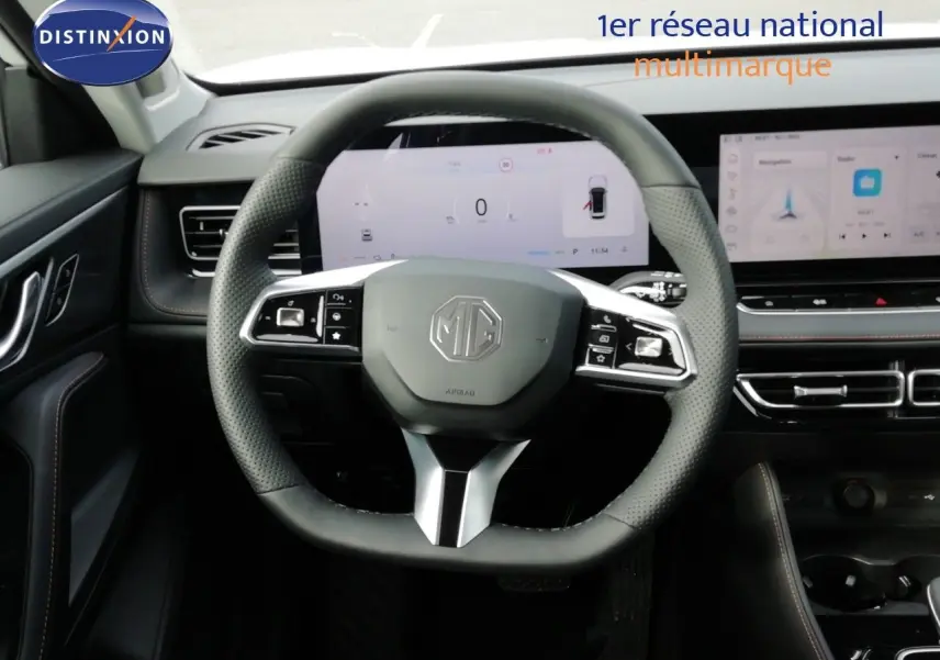 Vue intérieure centrée sur le volant multifonction et le tableau de bord numérique du MG Motor EHS 1.5T PHEV 2026.