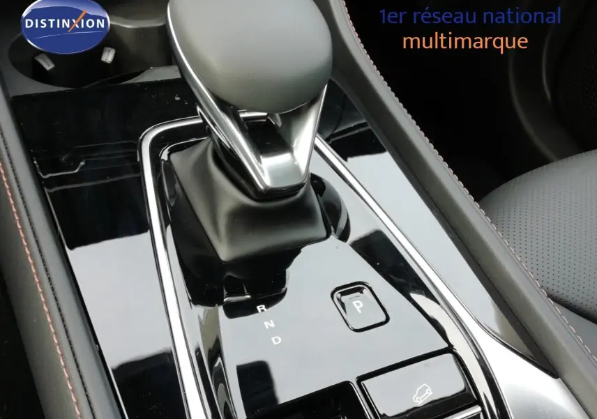 Gros plan sur la commande de boîte automatique noire brillante du MG MOTOR EHS 1.5T PHEV 272CH LUXURY, intérieur cuir noir.
